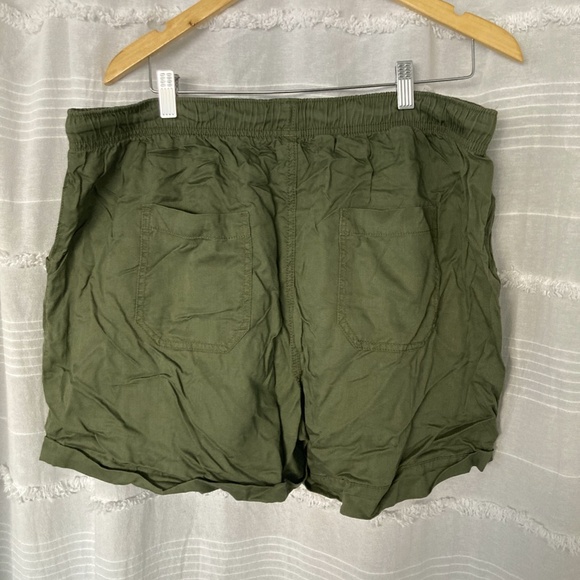 3/$10 SALE Green Fabric Drawstring Shorts - Picture 4 of 4